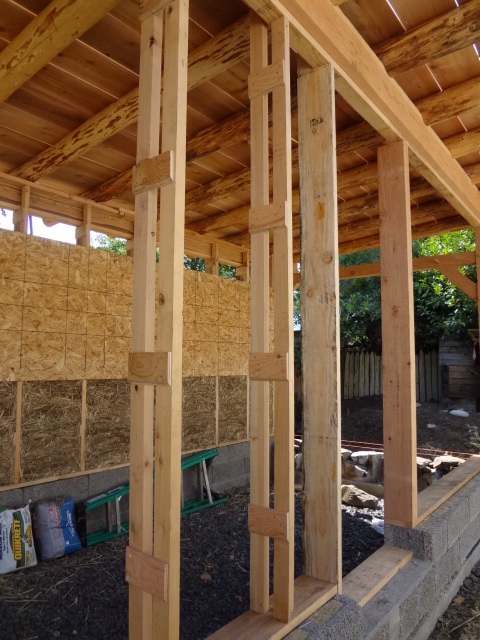 Ladder trusses. The first horizontal connector was 1' above the bottom plate. The following ones were spaced 2' apart. You can also see the back wall infill is beginning (light clay straw).