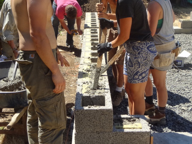 Filling Faswall blocks with concrete